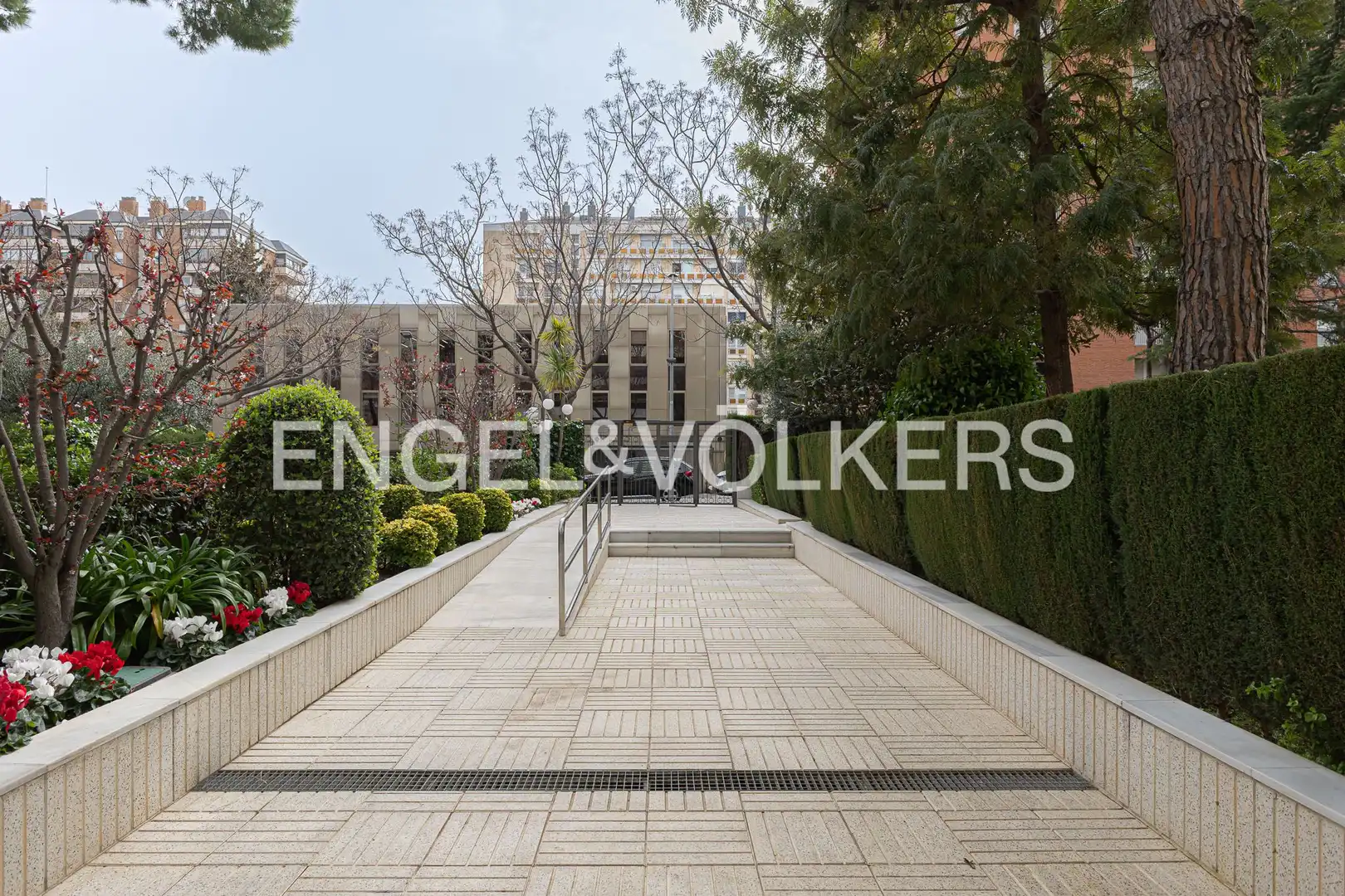 Exterior view of Flat for sale in Barcelona  with Air Conditioner, Heating and Private garden