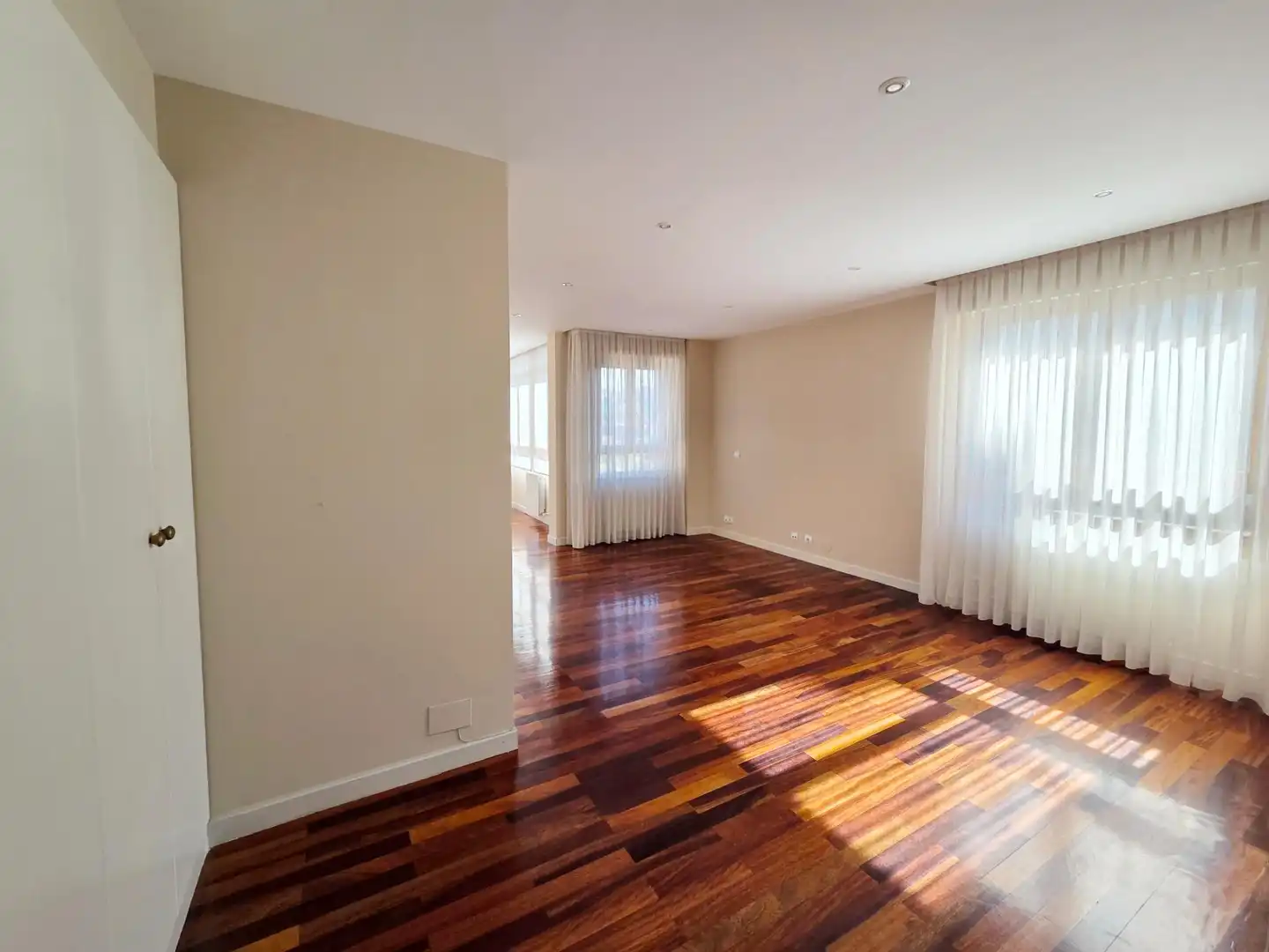 Wohnzimmer von Dachboden zur Miete in Santander mit Heizung, Privatgarten und Parkett