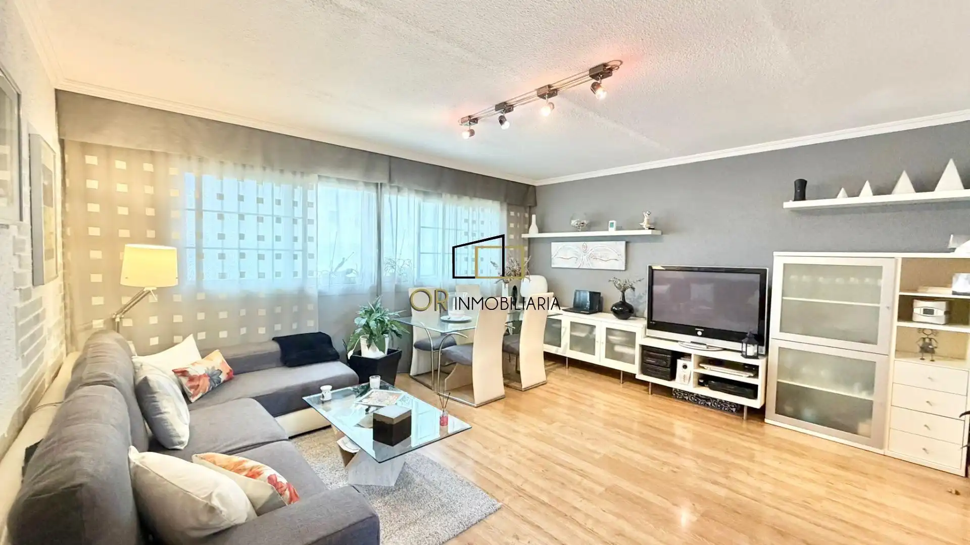 Sala de estar de Piso en venta en Cornellà de Llobregat con Aire acondicionado, Calefacción y Parquet