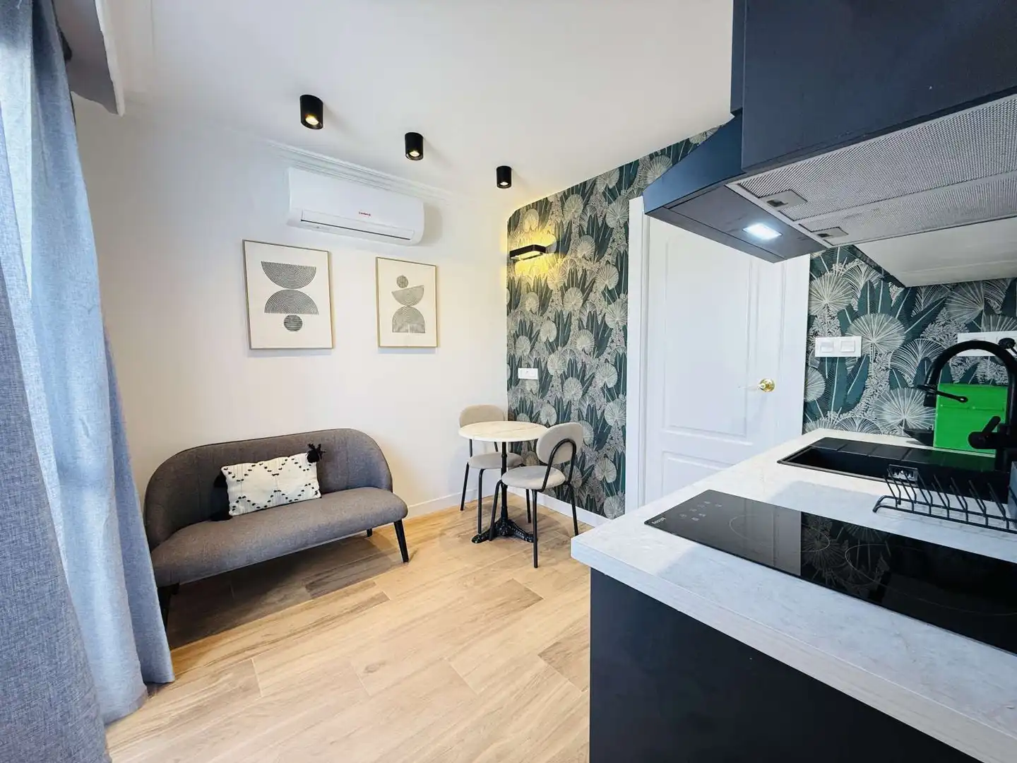 Sala d'estar de Estudi per a compartir en Granada amb Aire condicionat, Terrassa i Moblat