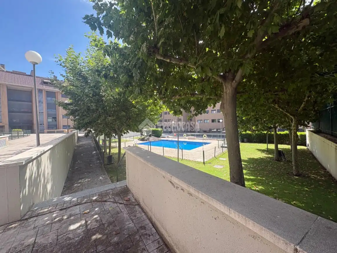 Exterior view of Flat for sale in Boadilla del Monte  with Terrace, Storage room and Community pool