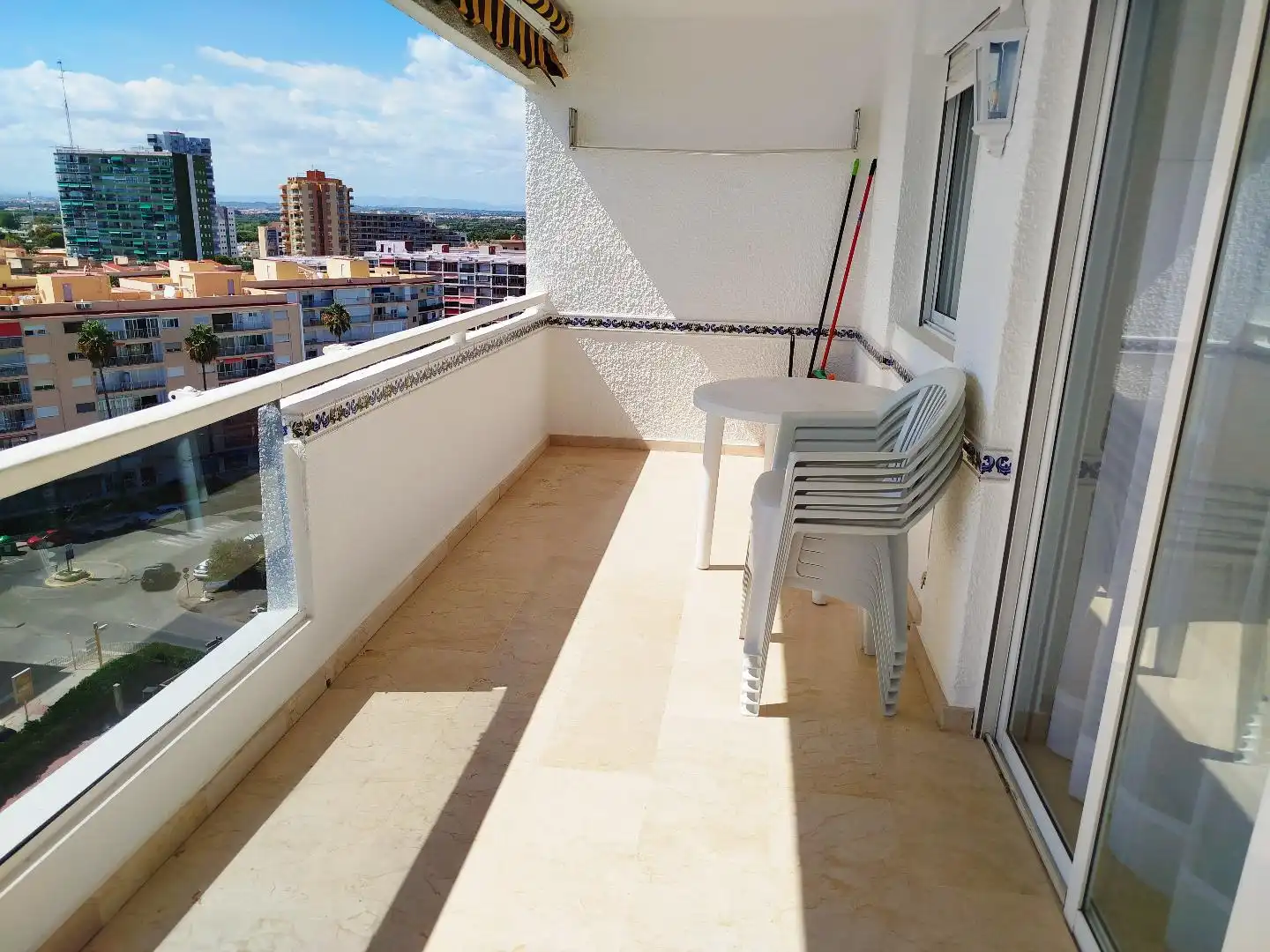 Terraza de Apartamento de alquiler en El Puig de Santa Maria con Terraza, Piscina y Amueblado