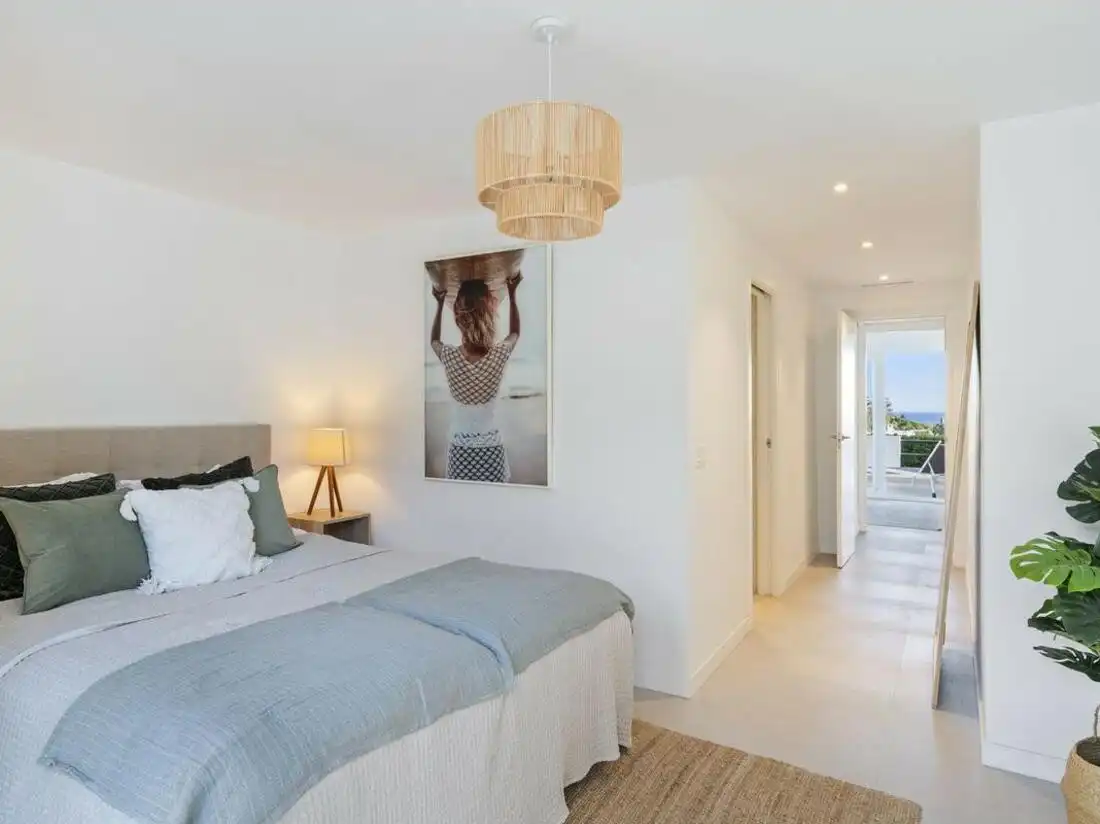 Schlafzimmer von Einfamilien-Reihenhaus zum Verkauf in Marbella mit Klimaanlage, Terrasse und Balkon