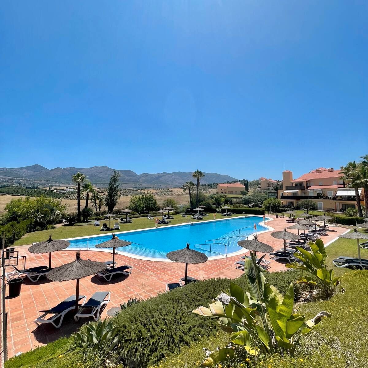 Piscina de Pis de lloguer en Alhaurín de la Torre amb Aire condicionat, Terrassa i Moblat