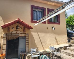 Vista exterior de Casa o xalet en venda en Navaluenga amb Jardí privat, Terrassa i Traster