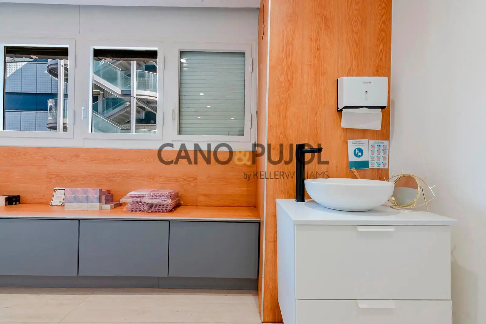 Badezimmer von Büro zum Verkauf in Barcelona mit Klimaanlage, Heizung und Abstellraum