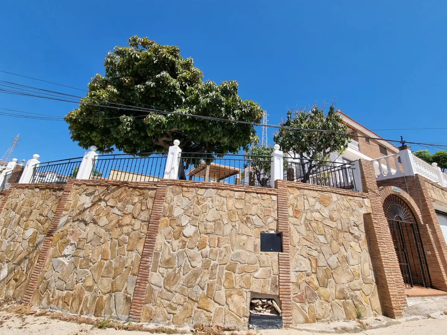 Vista exterior de Casa o xalet en venda en Fuengirola amb Jardí privat, Terrassa i Traster