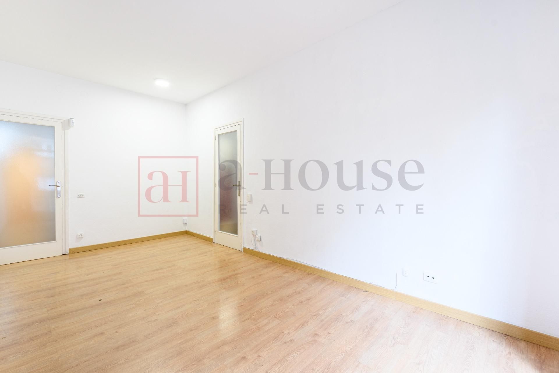 Flat for sale in  Barcelona Capital  with Balcony and Alarm