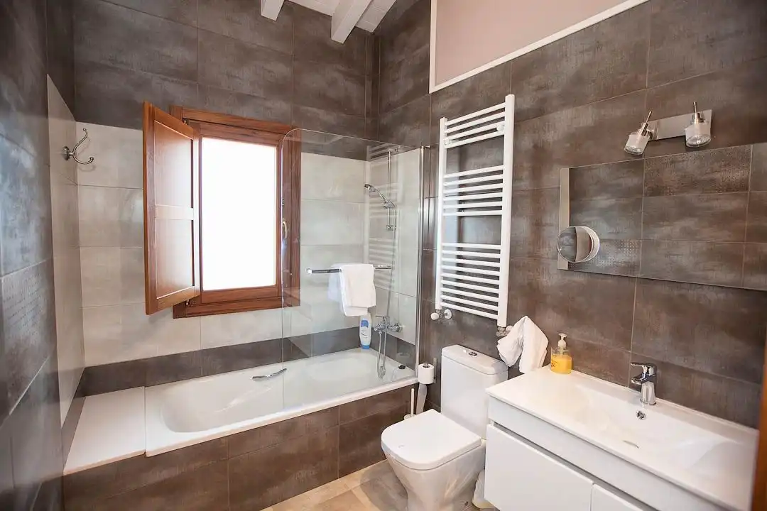 Baño de Casa o chalet en venta en Parres con Jardín privado, Trastero y Piscina