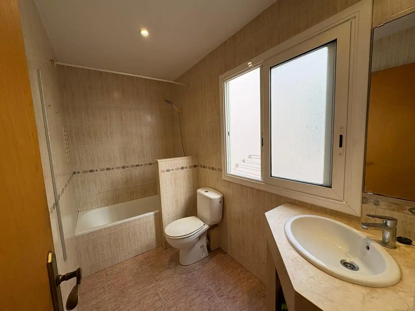 Baño de Piso en venta en Barcelona con Amueblado, Lavadora y Microondas