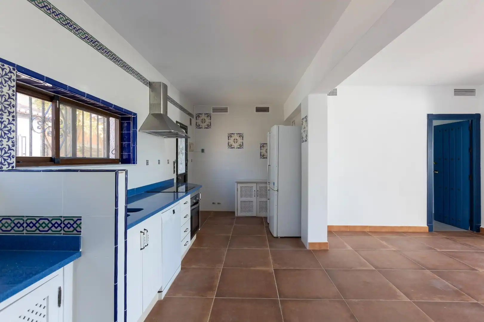 Cuina de Casa o xalet en venda en Almuñécar amb Calefacció, Jardí privat i Terrassa