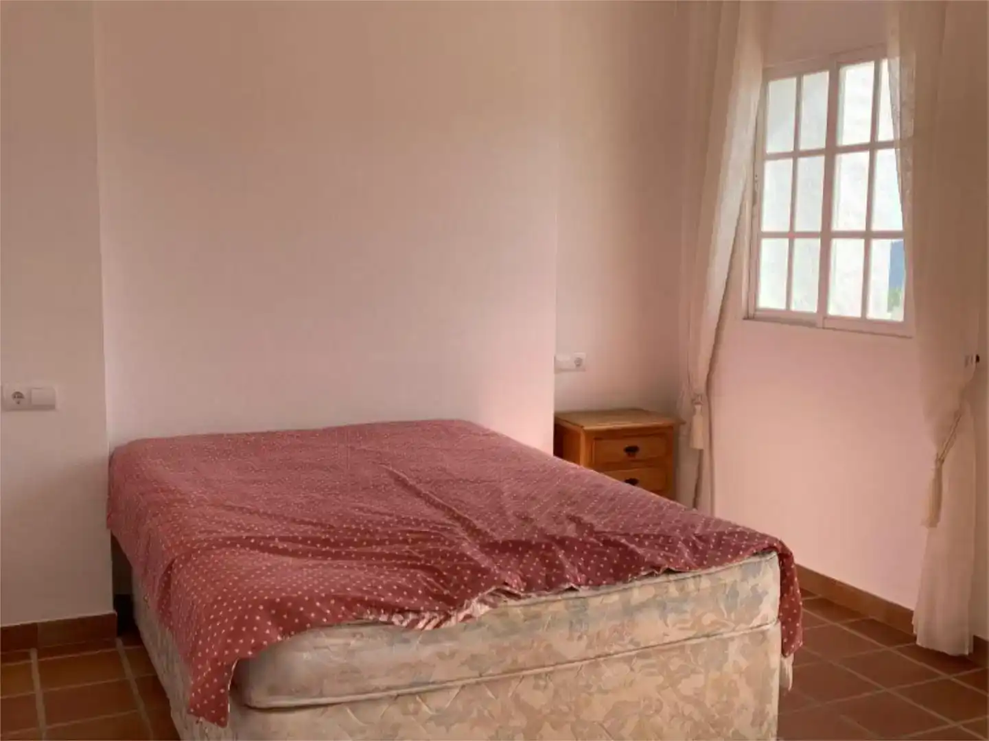 Dormitori de Casa adosada de lloguer en Istán amb Aire condicionat, Jardí privat i Piscina