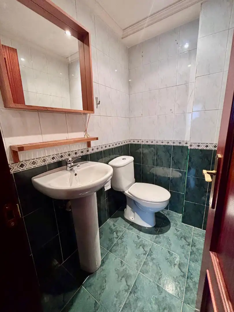 Badezimmer von Maisonette zum Verkauf in Gijón  mit Heizung, Parkett und Abstellraum