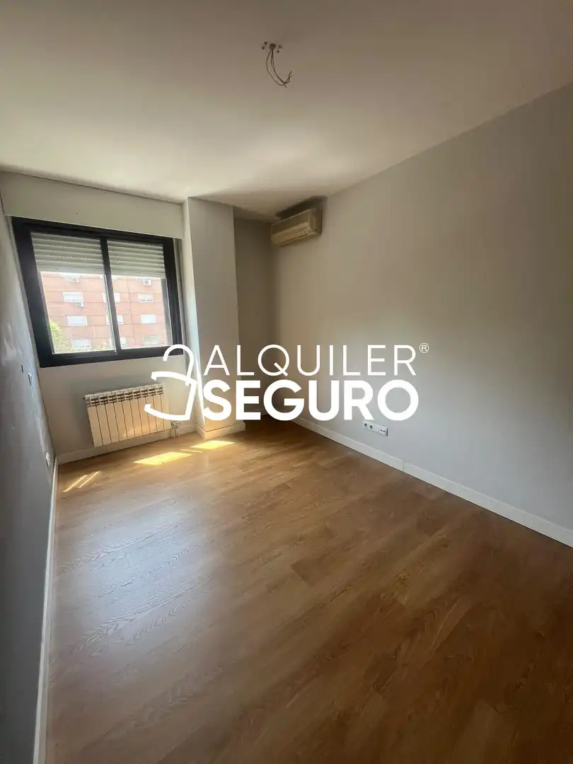 Bedroom of Flat for rent in Madrid  with Air Conditioner and Heating