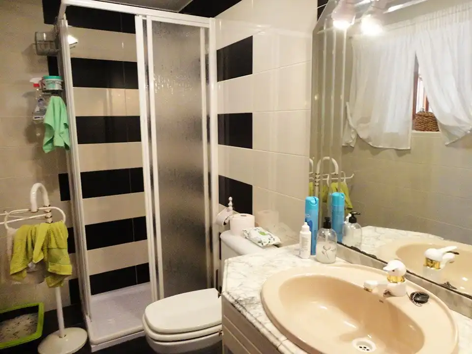 Baño de Finca rústica en venta en Valle de Valdelaguna con Calefacción, Terraza y Trastero