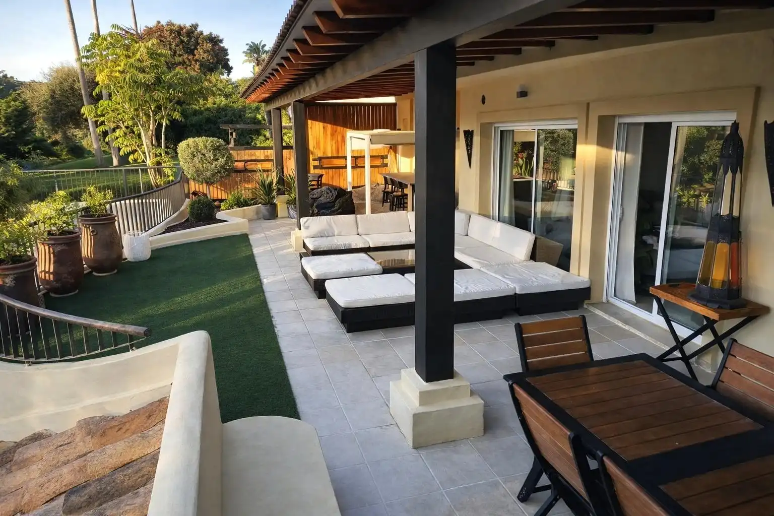 Terrasse von Wohnung zum Verkauf in Sotogrande mit Klimaanlage, Heizung und Privatgarten