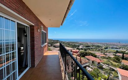 Vista exterior de Casa o xalet en venda en Mataró amb Calefacció, Jardí privat i Terrassa