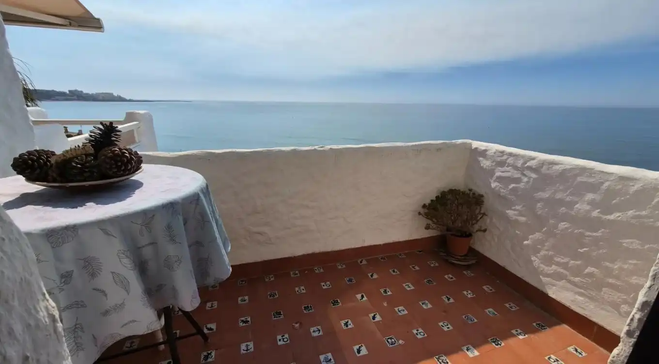Terrasse von Wohnungen zum Verkauf in Estepona mit Terrasse, Schwimmbad und Möbliert