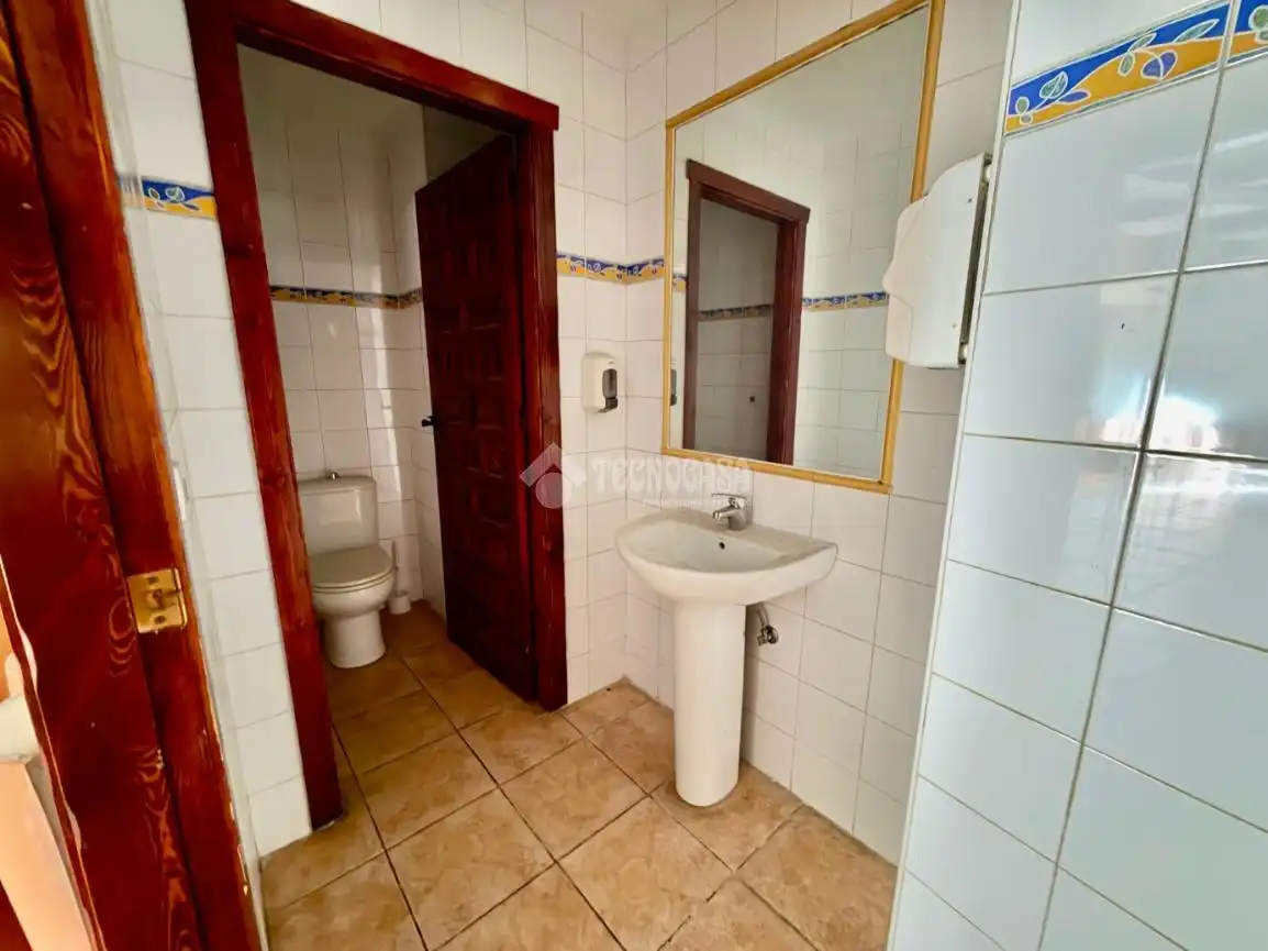 Baño de Local en venta en León Capital  con Calefacción