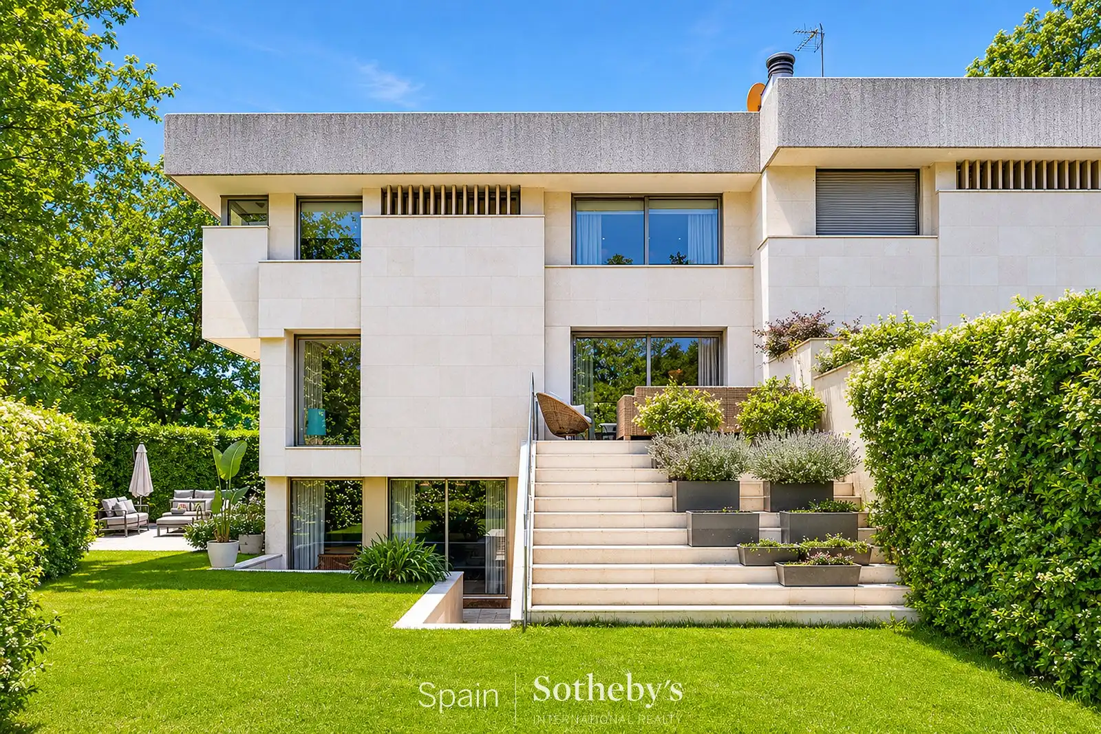 Vista exterior de Casa adosada en venta en Madrid con Aire acondicionado, Calefacción y Jardín privado