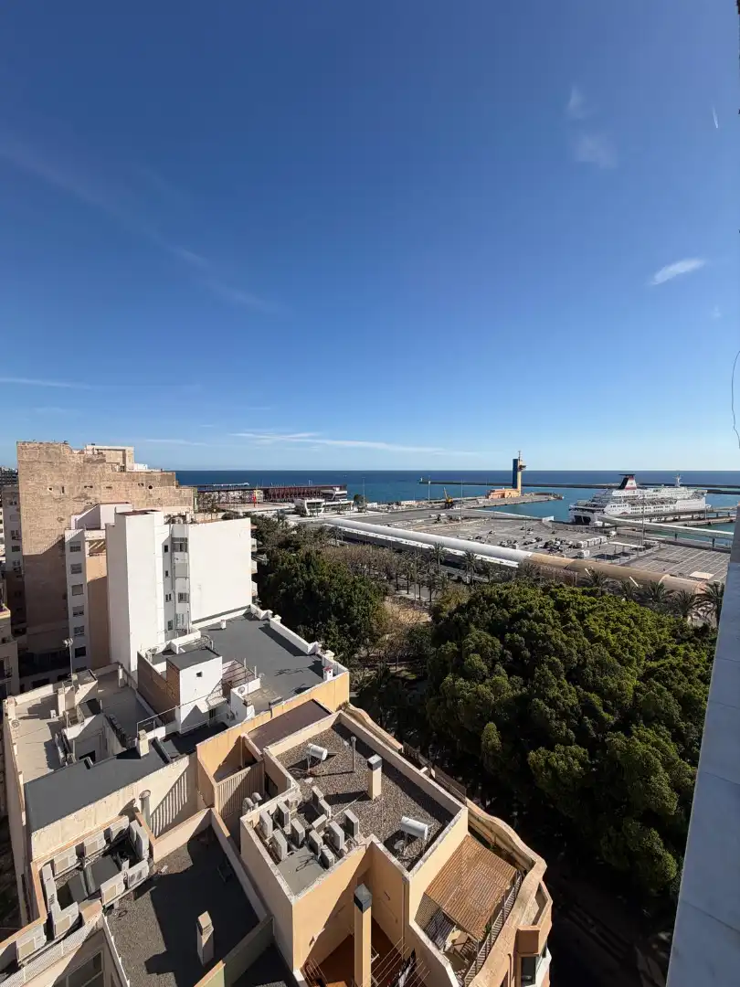 Vista exterior de Piso de alquiler en  Almería Capital con Aire acondicionado y Amueblado