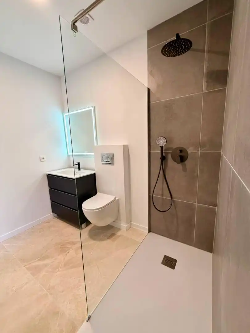 Badezimmer von Wohnung zum Verkauf in Ador mit Klimaanlage, Ofen und Waschmaschine