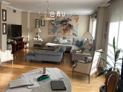Sala d'estar de Dúplex en venda en Alcobendas amb Aire condicionat, Terrassa i Piscina