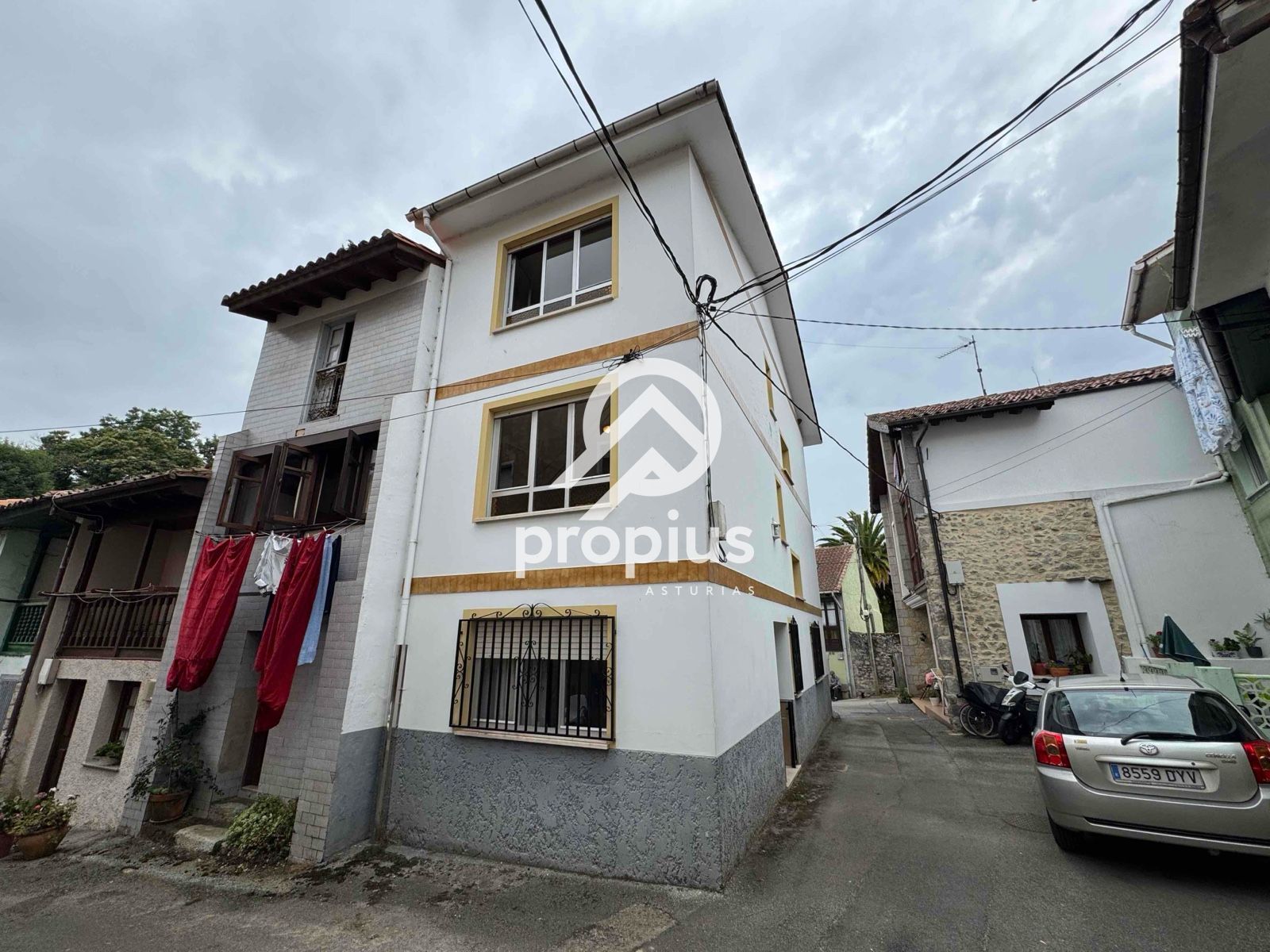 Vista exterior de Casa adosada en venda en Llanes amb Calefacció, Traster i Moblat