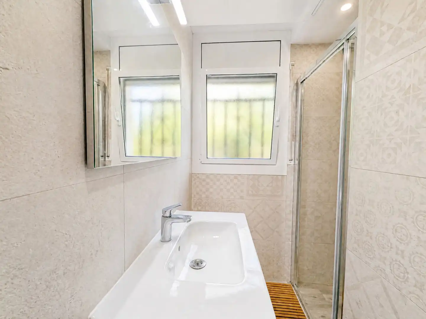 Bathroom of Flat for sale in Roses  with Air Conditioner, Heating and Terrace