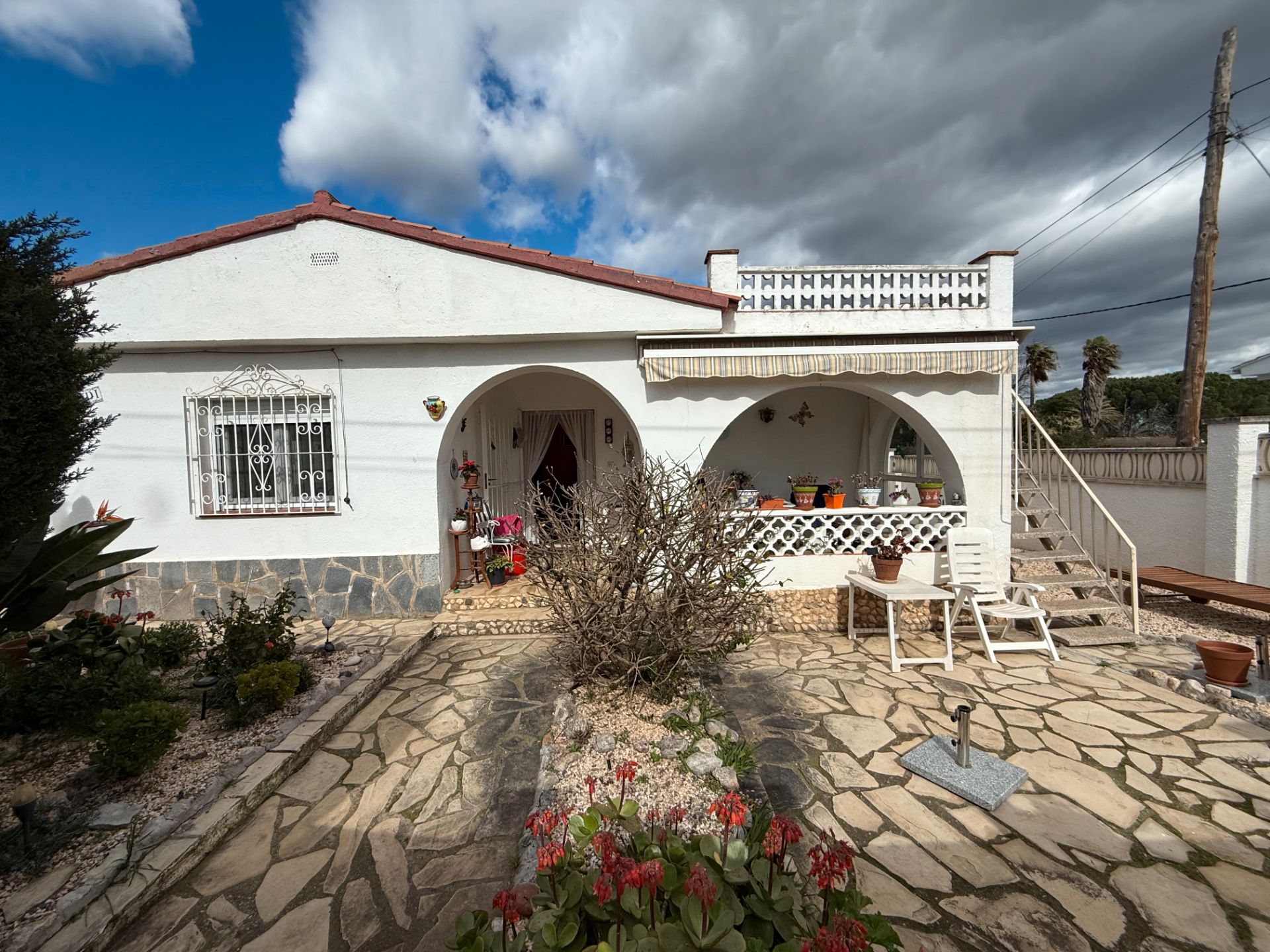 Vista exterior de Casa o xalet en venda en Mont-roig del Camp amb Aire condicionat, Calefacció i Jardí privat