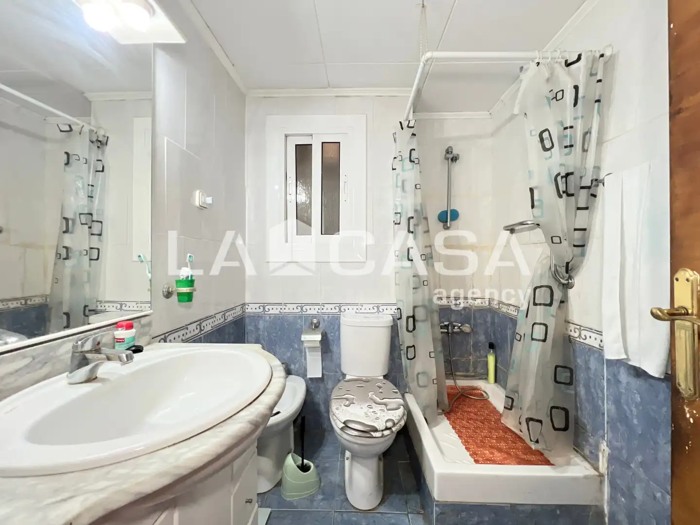 Badezimmer von Dachboden zum Verkauf in Badalona mit Balkon