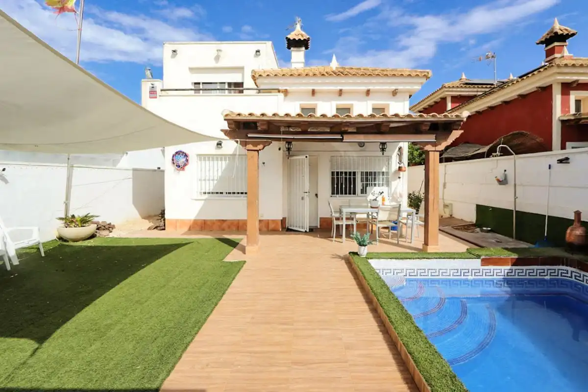 Vista exterior de Casa o xalet en venda en Murcia amb Aire condicionat, Jardí privat i Terrassa