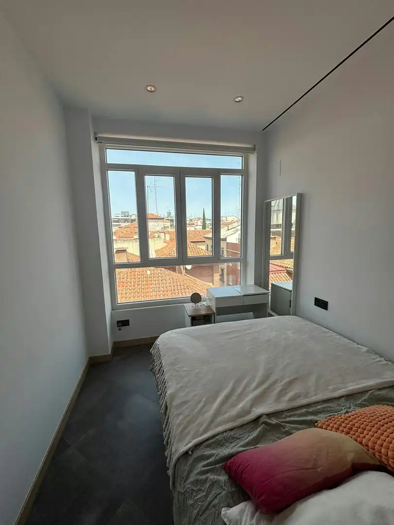 Schlafzimmer von Wohnung zur Miete in Madrid mit Klimaanlage, Heizung und Möbliert