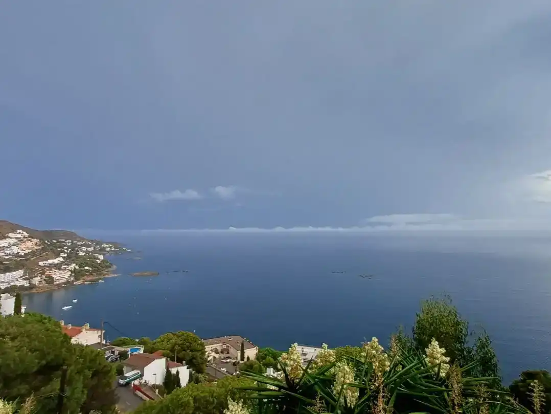 Vista exterior de Casa o xalet de lloguer en Roses amb Aire condicionat, Jardí privat i Moblat