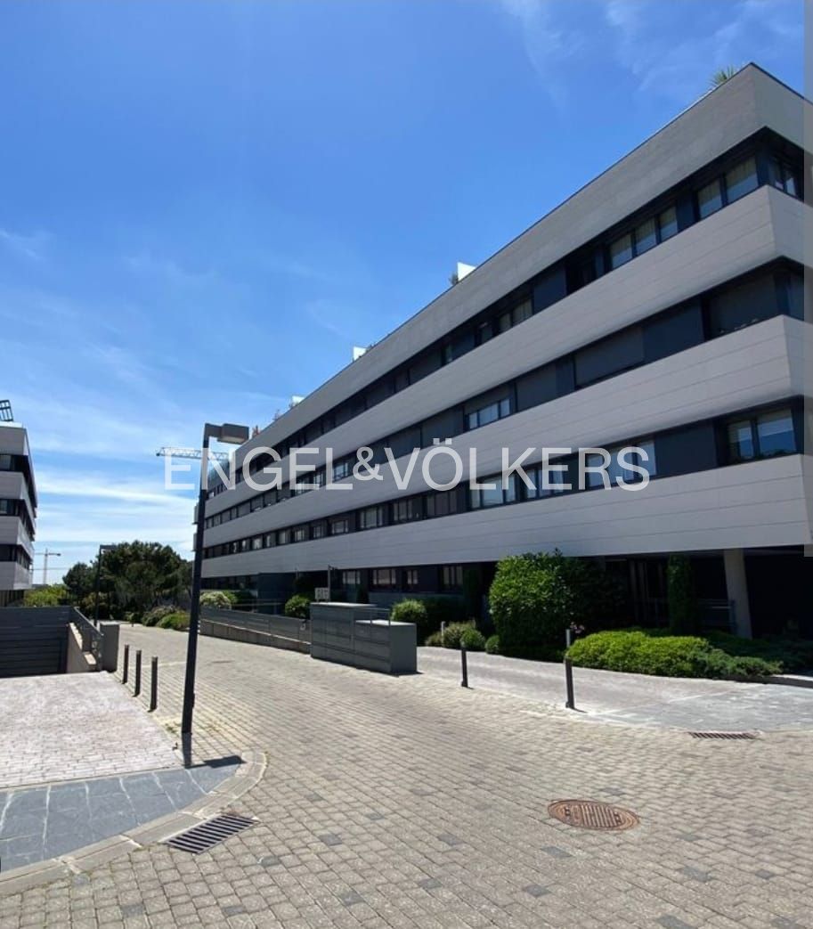 Außenansicht von Wohnung zur Miete in Majadahonda mit Klimaanlage, Heizung und Privatgarten