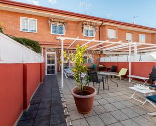 Terrassa de Casa adosada en venda en Navalcarnero amb Calefacció, Jardí privat i Terrassa