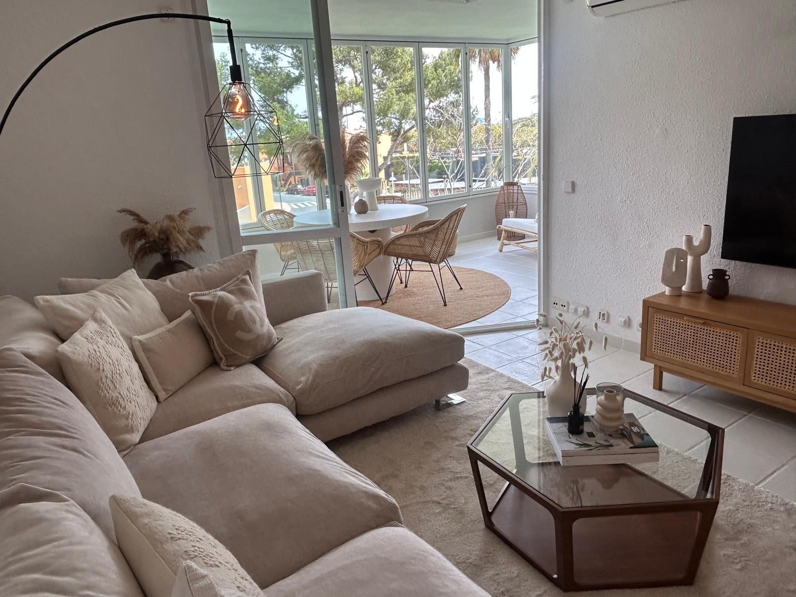Sala d'estar de Apartament de lloguer en Calvià amb Aire condicionat, Terrassa i Moblat