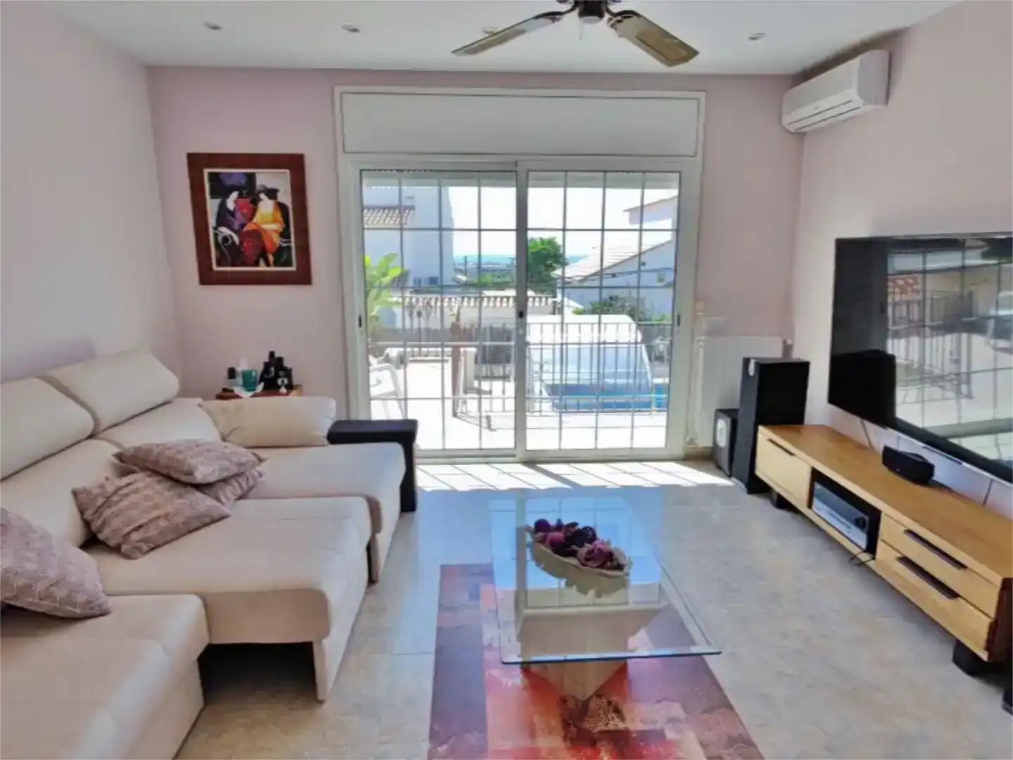 Sala d'estar de Casa o xalet en venda en Sitges amb Aire condicionat, Piscina i Balcó