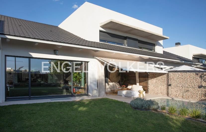 Vista exterior de Casa adosada de alquiler en Boadilla del Monte con Aire acondicionado, Calefacción y Jardín privado