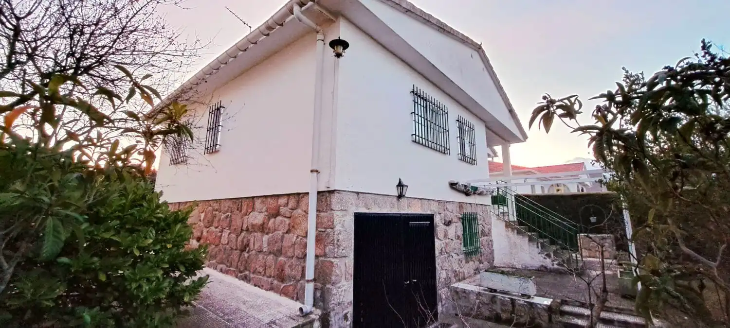 Exterior view of Houses for sale in Valdemorillo  with Heating