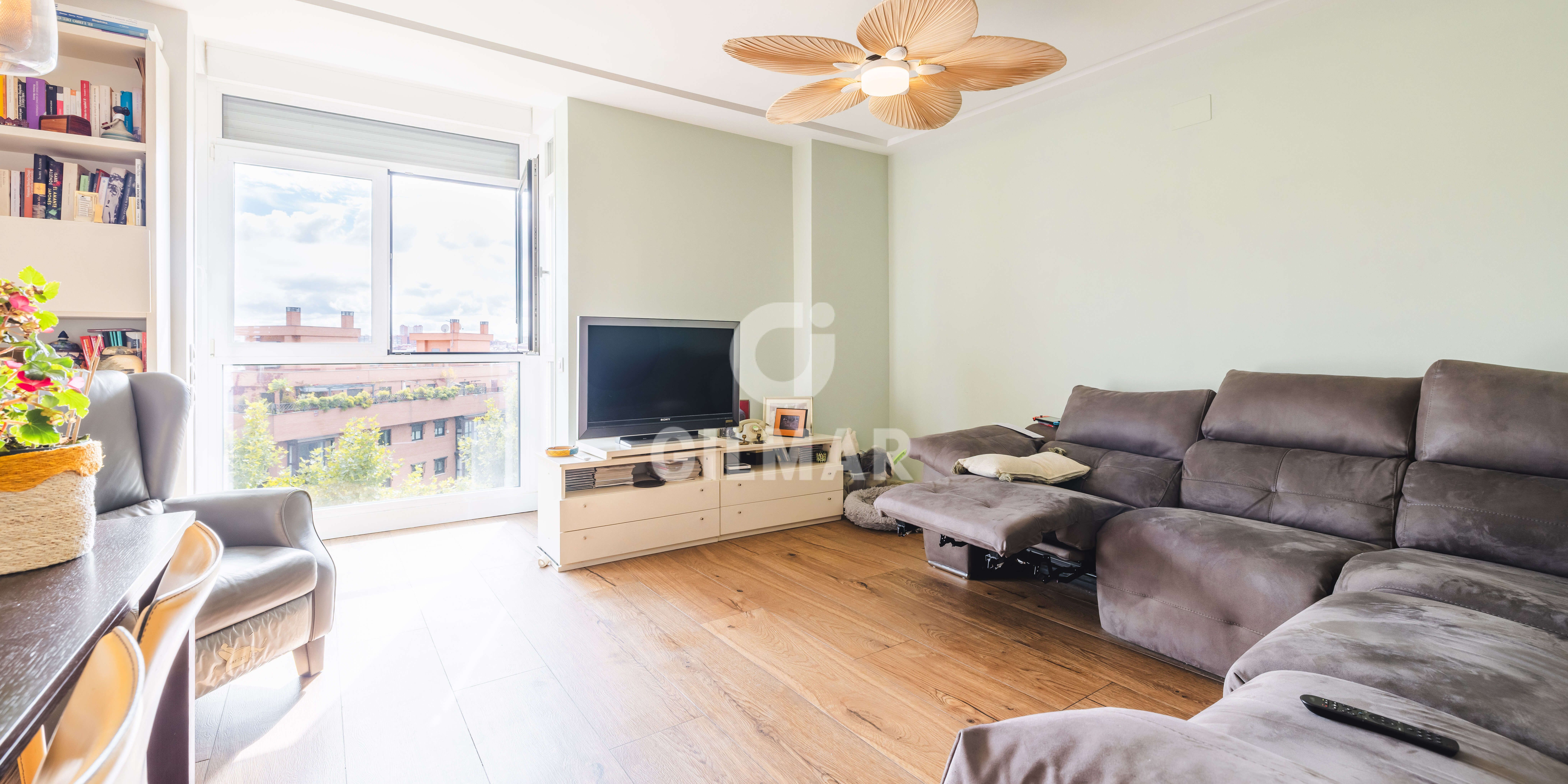 Living room of Flat for sale in  Madrid Capital  with Heating, Private garden and Storage room