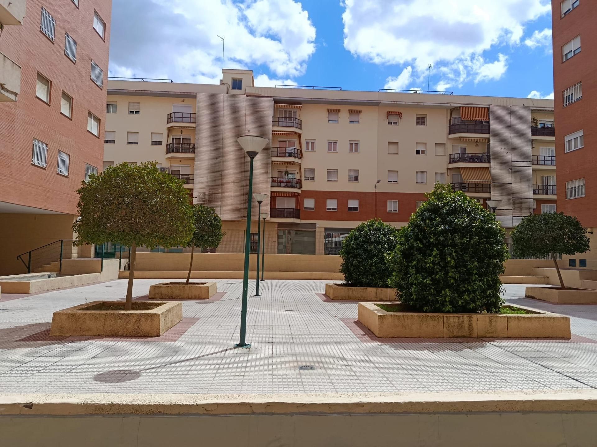 Vista exterior de Pis en venda en  Sevilla Capital amb Aire condicionat, Jardí privat i Terrassa