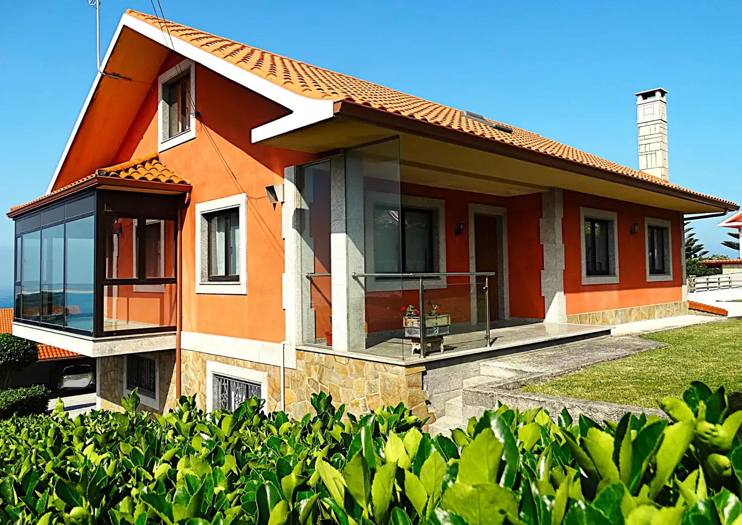 Vista exterior de Casa o xalet en venda en Valdoviño amb Calefacció, Jardí privat i Parquet