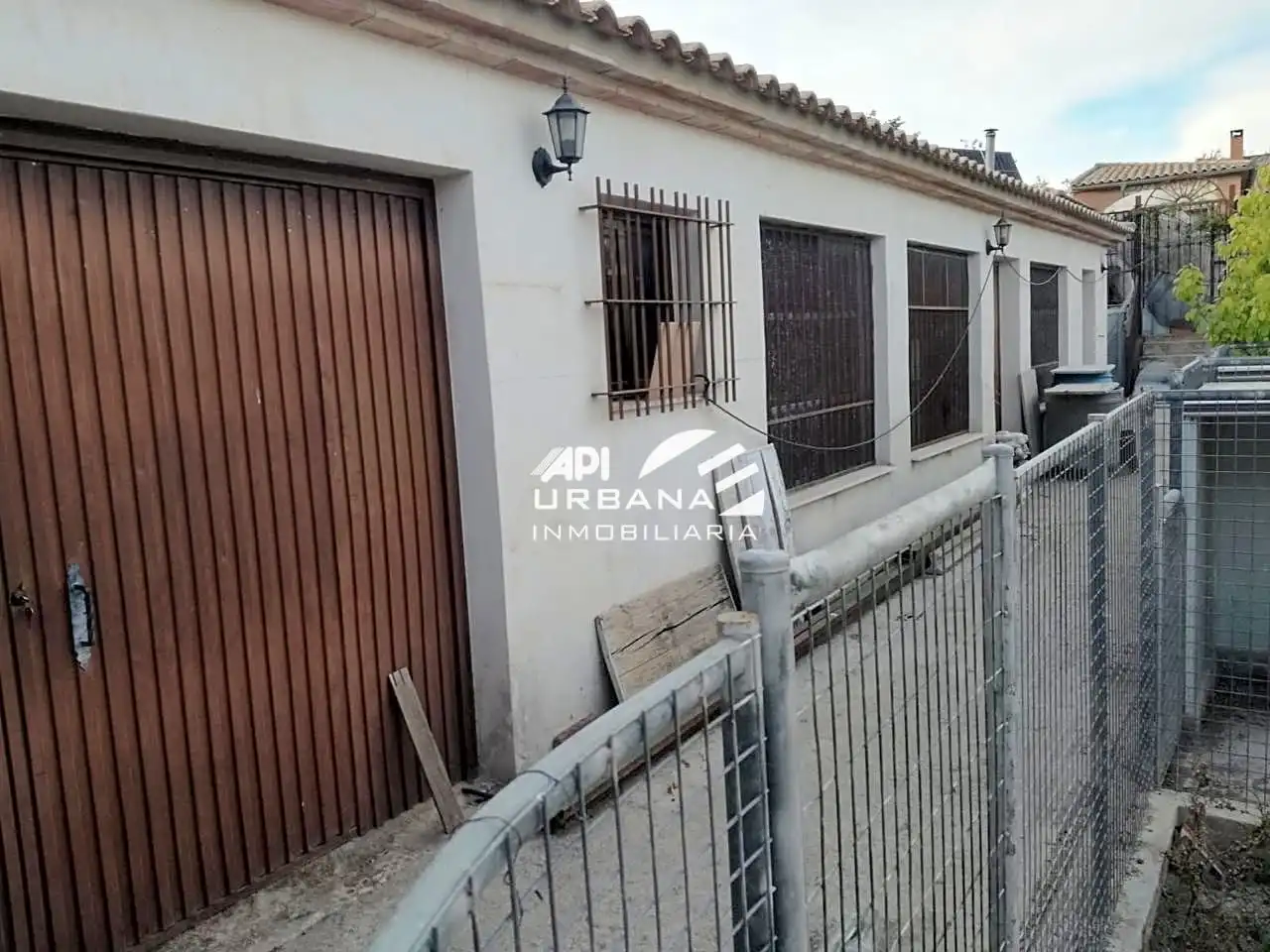 Vista exterior de Casa o xalet en venda en Lucena amb Terrassa, Piscina i Moblat