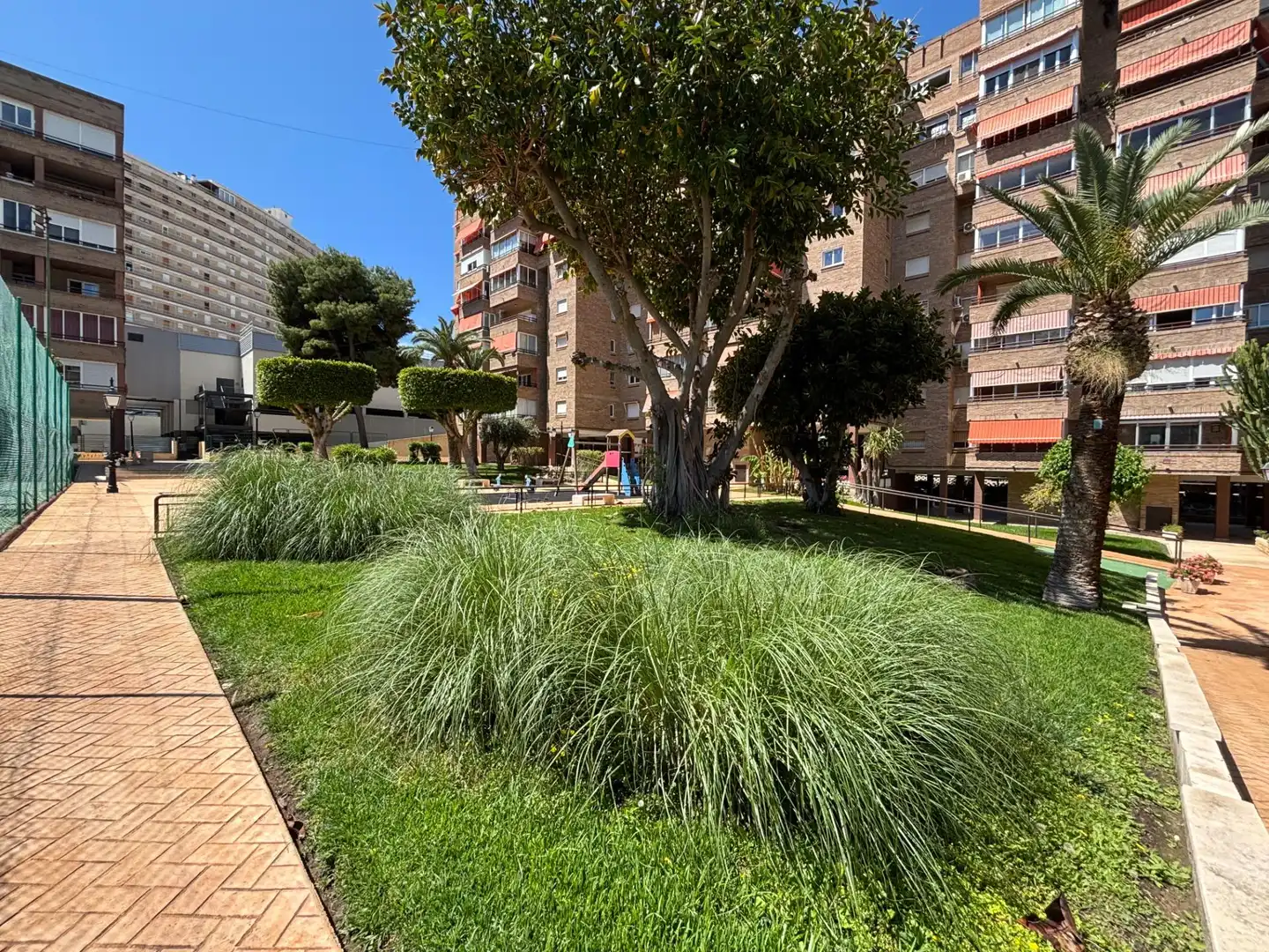 Außenansicht von Wohnung zum Verkauf in Alicante / Alacant mit Klimaanlage, Heizung und Gemeinschaftspool