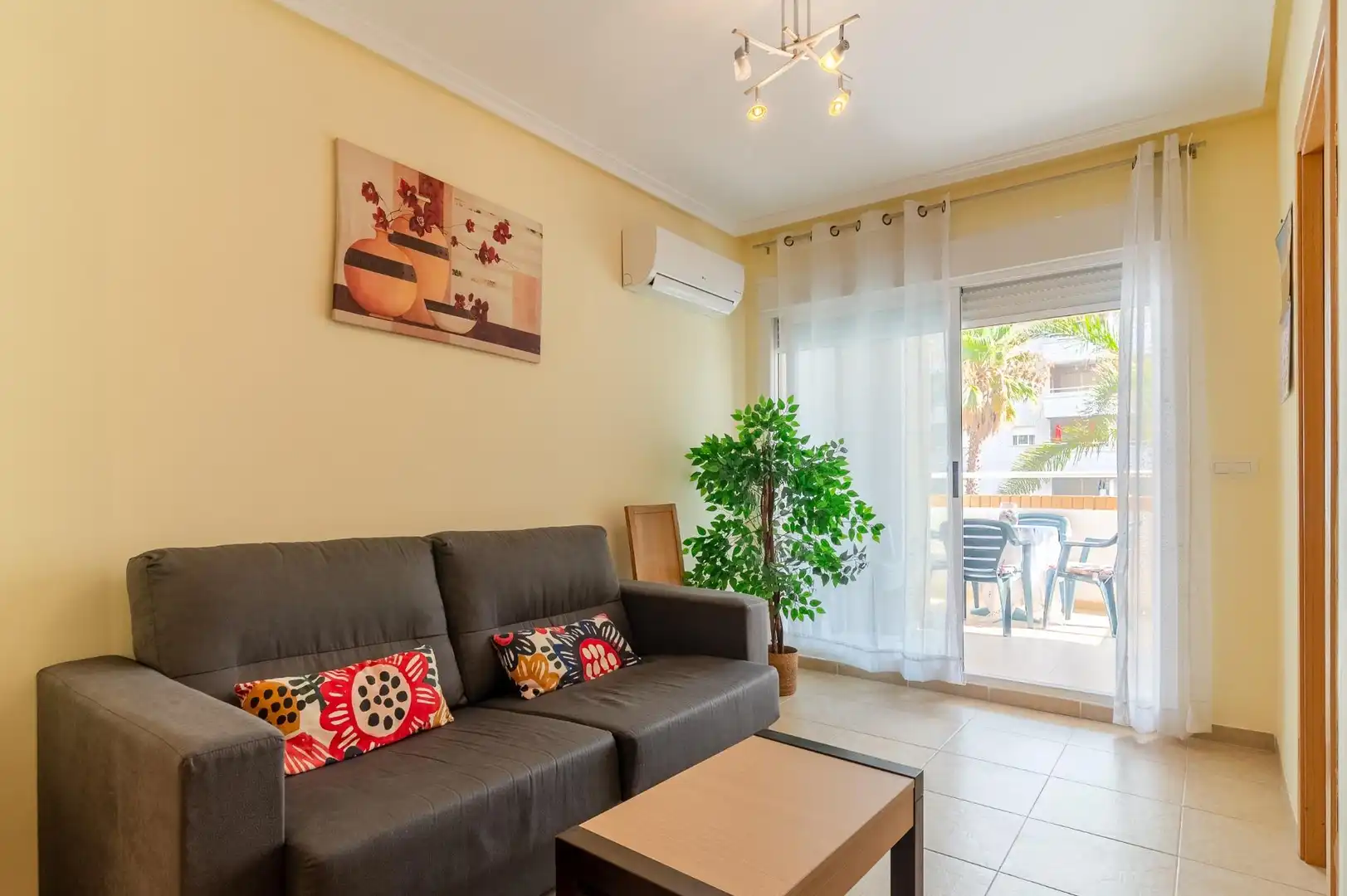 Sala d'estar de Apartament en venda en Oropesa del Mar / Orpesa amb Aire condicionat, Jardí privat i Terrassa