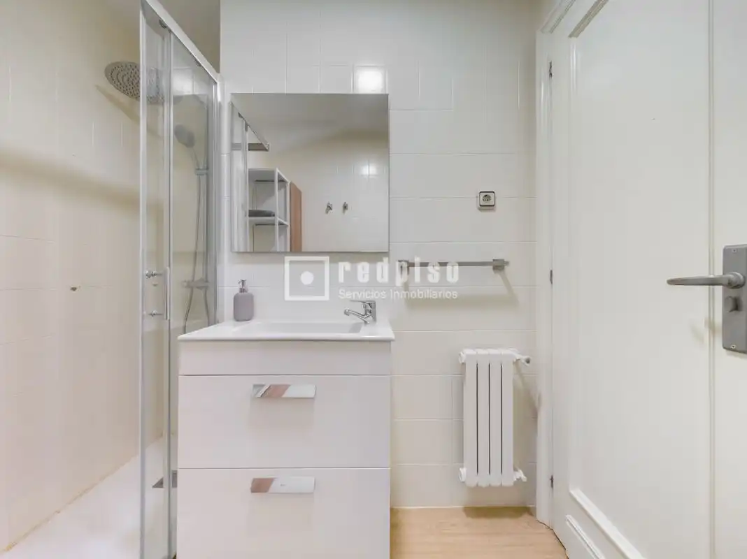 Baño de Apartamento de alquiler en Madrid con Calefacción, Parquet y Terraza