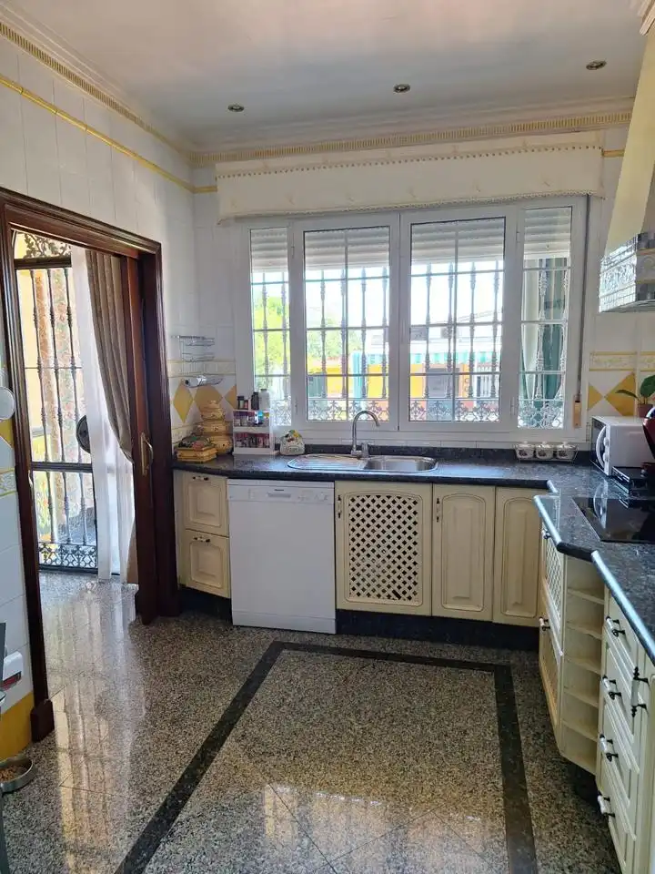 Cocina de Casa o chalet en venta en Alcalá de Guadaira con Aire acondicionado, Jardín privado y Terraza