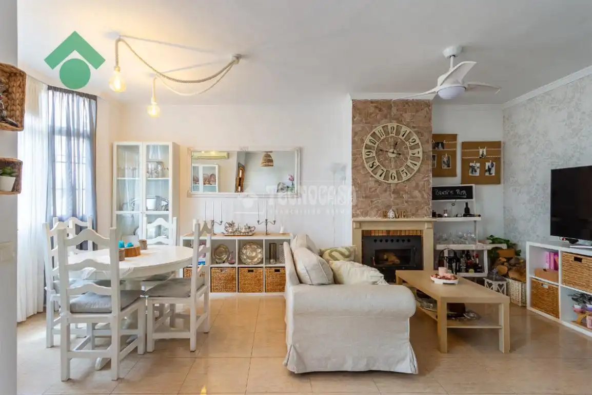 Sala d'estar de Casa adosada en venda en Vélez-Málaga amb Aire condicionat, Terrassa i Piscina comunitària