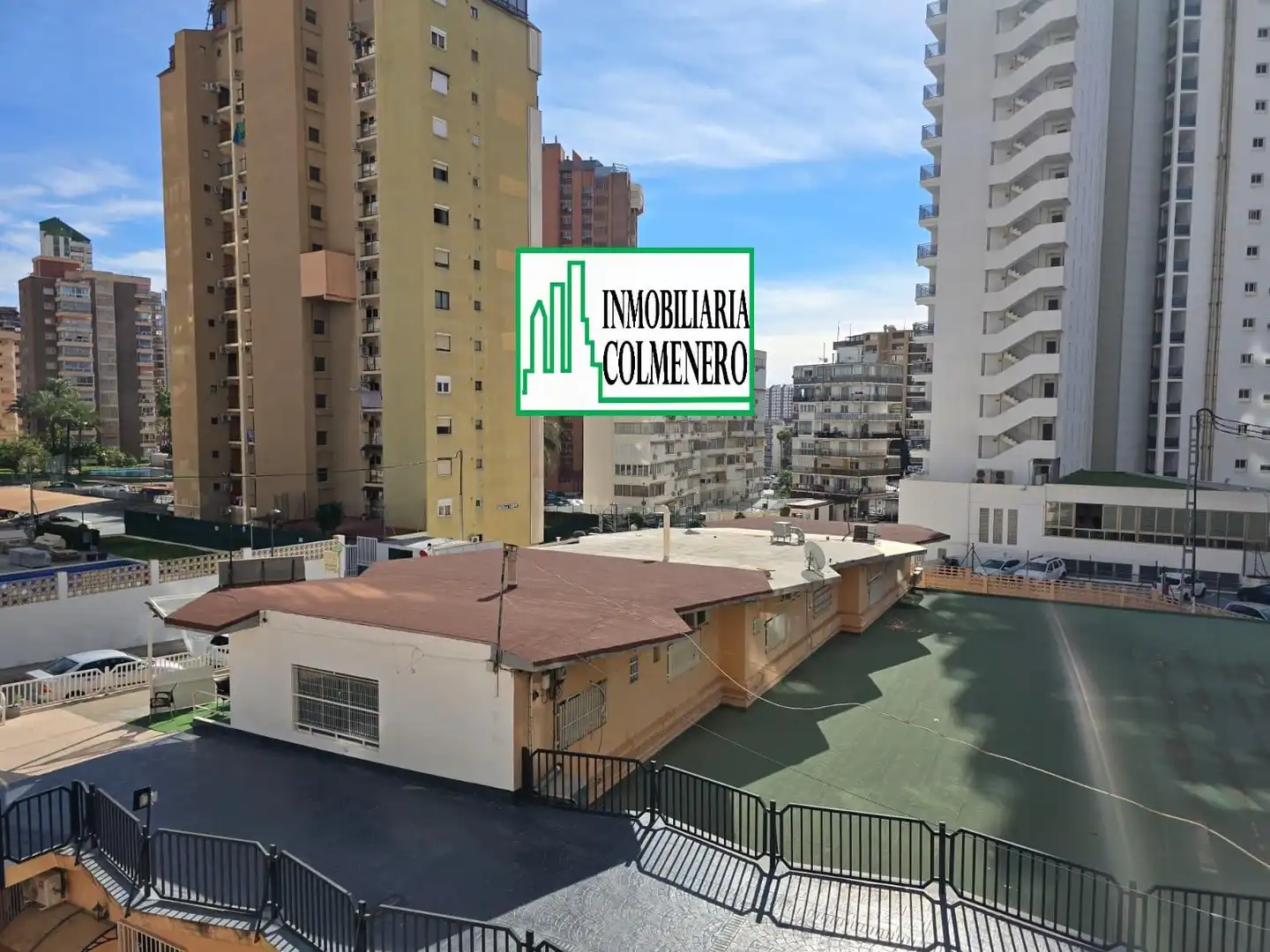 Vista exterior de Estudi en venda en Benidorm amb Aire condicionat, Moblat i Piscina comunitària